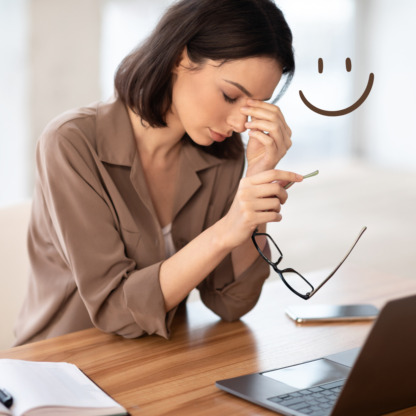 Femme manager fatiguée devant son ordinateur, illustrant le stress lié à une surcharge managériale, en quête d’un leadership plus aligné.