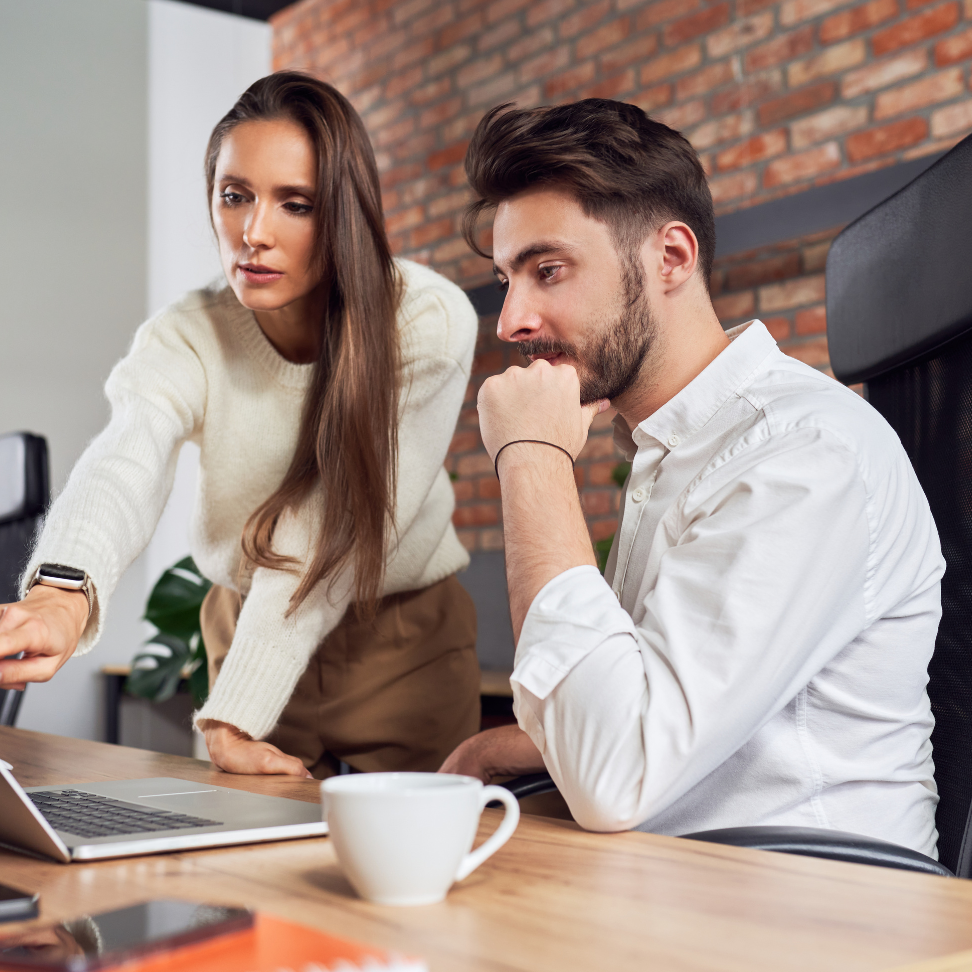 Manager en prise de poste échangeant avec une collaboratrice pour clarifier son rôle et ses décisions