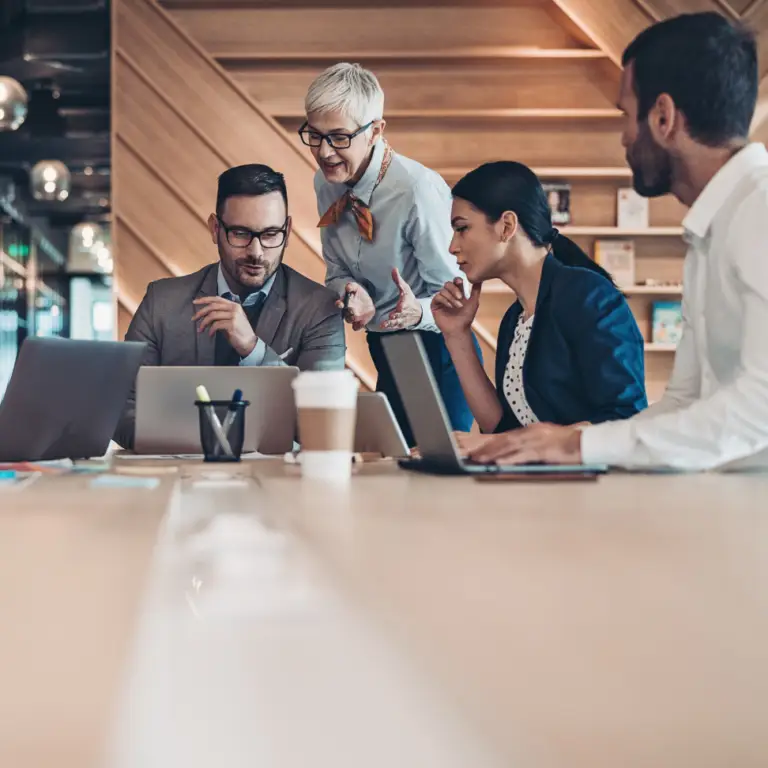 Réunion d'un manager avec son équipe qui a une relation manager collaborateur équilibré